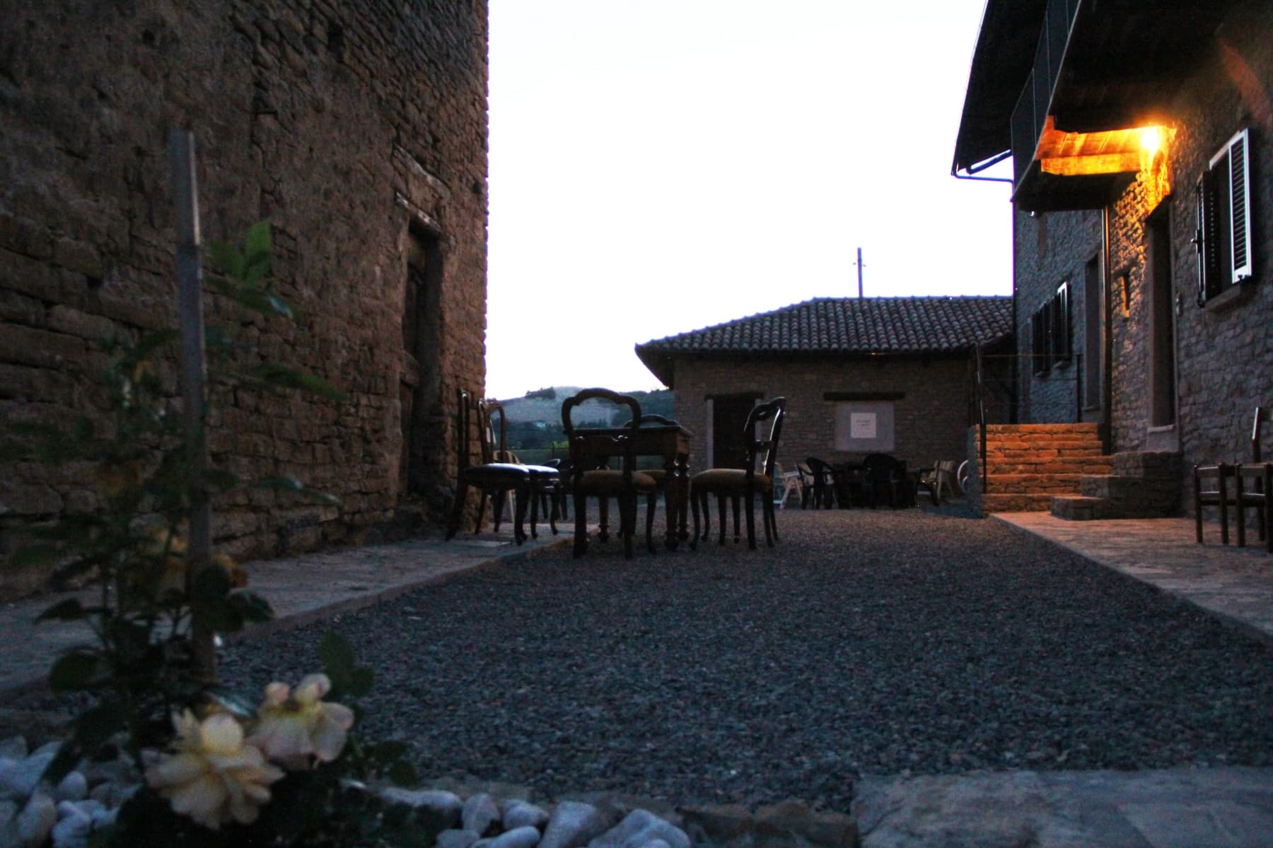 Galleani Country House — Cortile serale